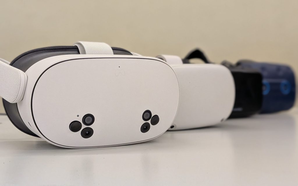 VRゴーグルが4台並んでいる