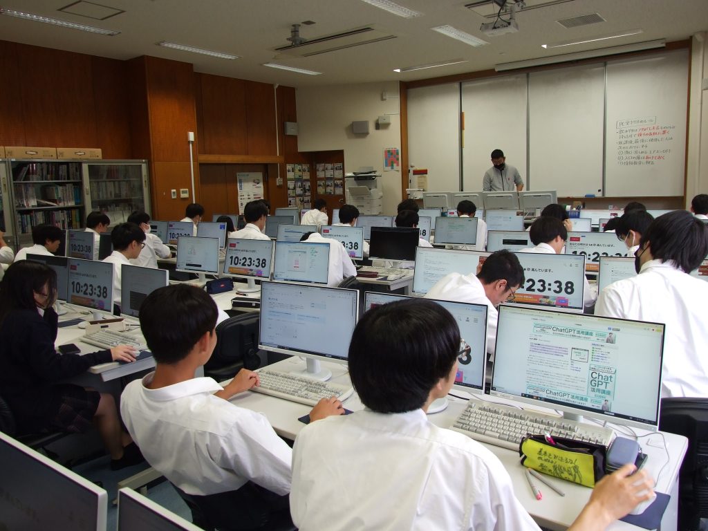 ２年情報実習の様子。PC室にて授業を受けている。