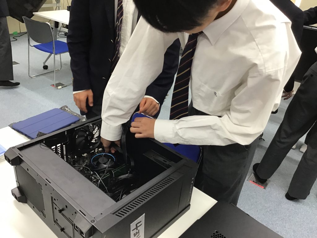 1年情報産業の様子。PC組み立てを行っている。