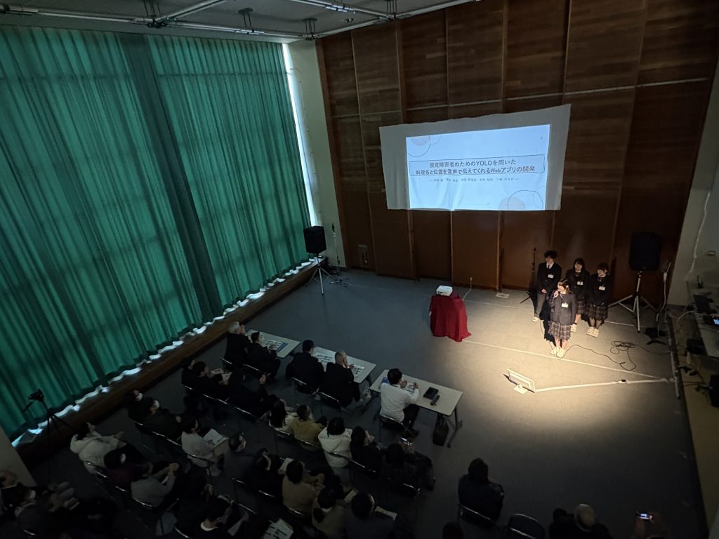 研究発表会の様子。３年生が課題研究の成果を口頭発表している。